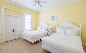 Deluxe Queen At The Curry Mansion - Parking & Heated Pool!